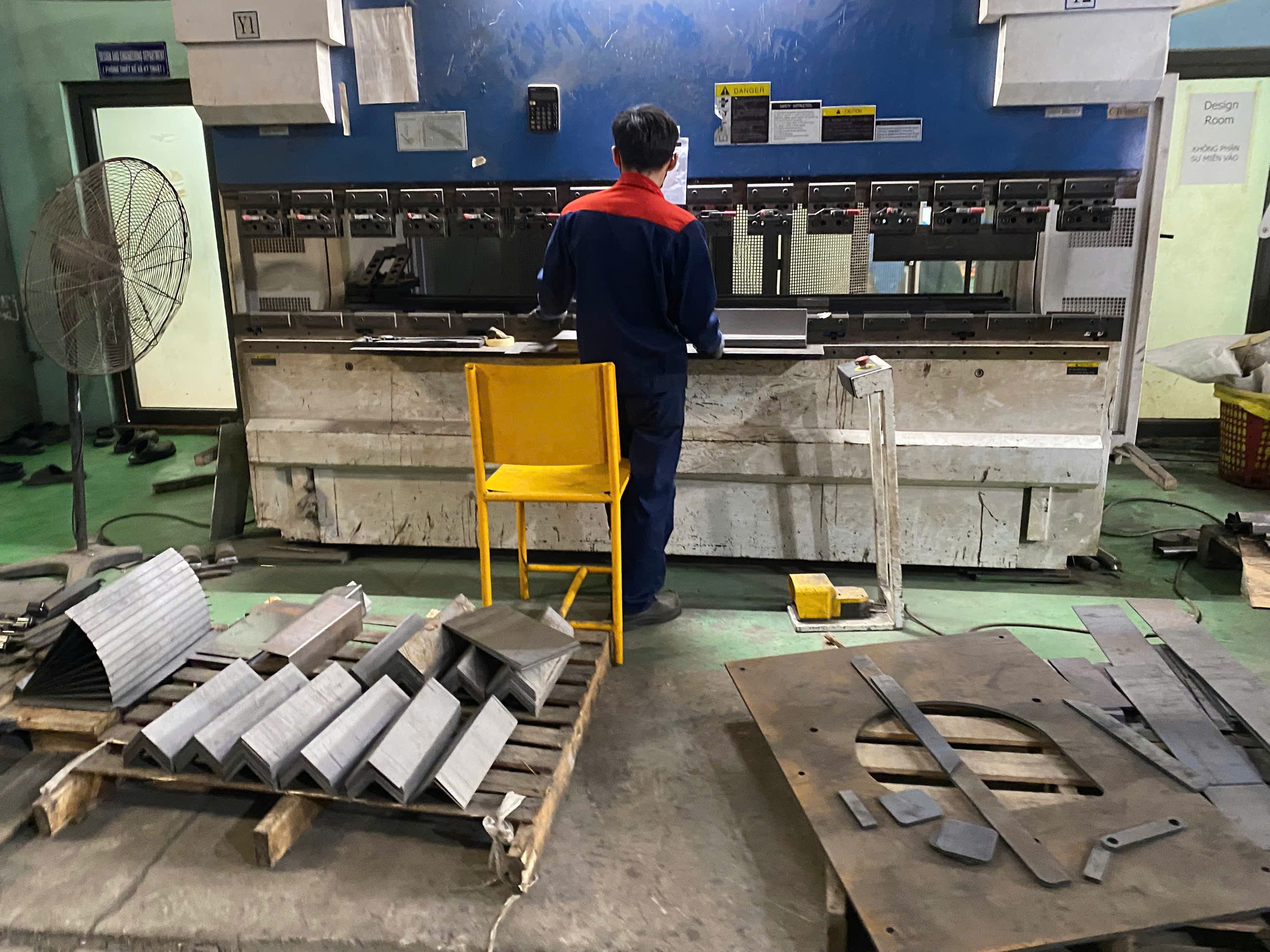 Bending machine 1